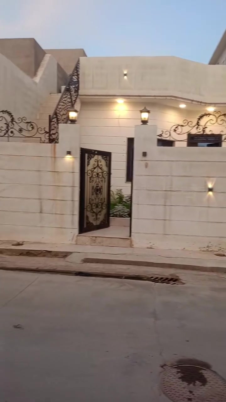 دار للبيع 200 متر حي بدر سادس فرع من الشارع الرئيسي خدمات كامله مي وكهرباء ومجاري وتبليط فرع مول حسين 
للأستفسار الاتصال
او مراجعة مكتب الاخوين للعقار في حي بدر 
مقابل نفق الواسطي 
***********
،***********
نستقبل كافة عروضكم في جميع مناطق كركوك الحبيبه

