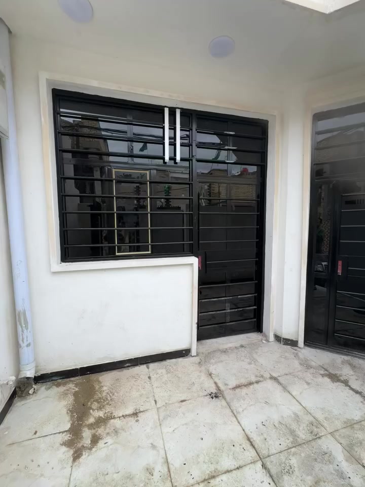 ‏سلام عليكم بيت للبيع العنوان الشعله مقابيل قطاع السابع المساحة 100 متر البناء جديد كامل￼ البناء طابوق السعر 92 أبوي مجال شي بسيط *********** علي￼
