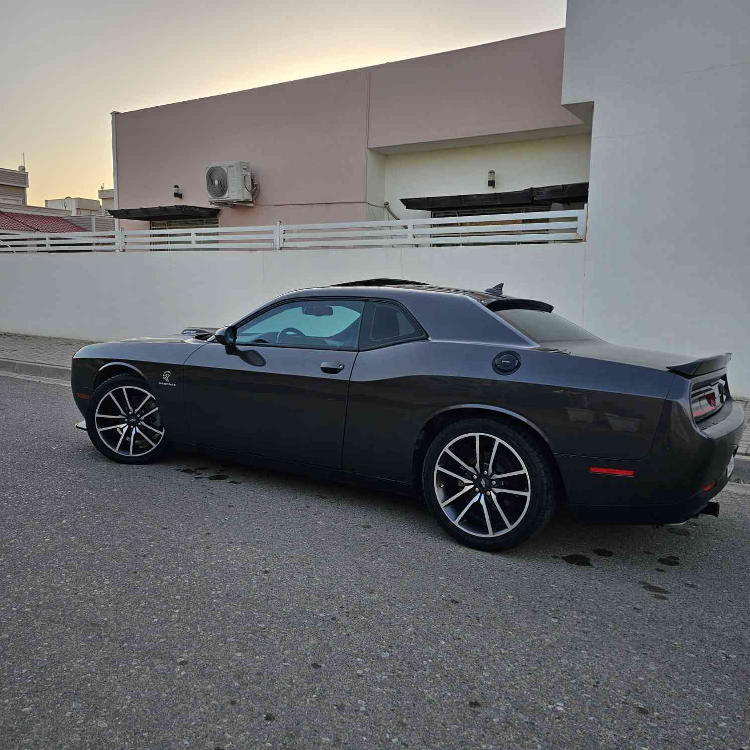 دوج جالنجر 2022 R/T SHAKER 5.7 1/1 
شيكر ار تي 5.7 سيارة اعلى مواصفات ماشي 20.000 ML
(السيارة ما ماشي بالعراق ولاشايف بنزين عادي)
محرك  (RT 5.7)
الحالة:
سيارة شبه زيرو بمعنى الكلمة
نقص مابيها من كل النواحي
‎السيارة جديدة جدا واحلى من الصور
سقف سلايد
سماعات Harmon/Kardon
ترحيب كشن كهربائي
دمام بالجنطة
دخول ذكي
تشغيل عن بُعد
بصمة تشغيل
رادار
كشنات جلد مع كنتارا
كشنات كهرباء مع ذاكرة 3 وضعيات
تدفئة وتبريد الكشنات
ستيرن كهربائي مع تدفئة وتبريد
شفتات خلف الستيرن
مثبت سرعة
شاشة حجم كبير
كاميرا خلفية
حساسات
نظام النقطة العمياء
هيتر مرايات
ويلات بلادي
الجامات مغلف حراري
سيارة ستوك ماملعوب بيها نهائيا على وضع الشركة
ختومات SHAKER
عداد سرعة أبيض مختم SHAKER
أنظمة قيادة رياضية متكاملة
شادلها ليد ضمان

🟪 السعر  :: الطلب في التعليقات ويوصلك مباشرة ✍️ 📩

معلومات الحادث:
2C3CDZBT3NH215313
 مثل ماموضح قطعة وحده ضربتها عامود تبديل بنيد فقط ومابيها اي مشكلة كلها بلاد ماواصل للمكينة نهائيا . بيها ايرباك دشبول وستيرن ومرجع الايرباك موجود ودشبول راجع بلاد . واللون بالحقيقة احلى .
والميعرف سعر الشيكر يترك  المنشور بكلمة طيبة

رقم صاحب سيارة : ***********
