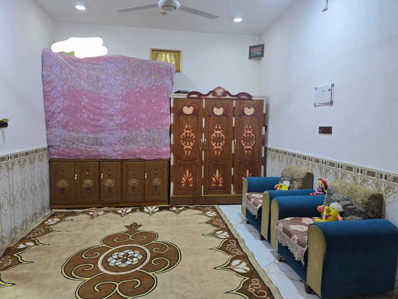 بيت طابو للبيع مساحته ١٦٥م يتكون من ديوانيه وصاله وغرفتين ومطبخ وحمام ومنور داخلي وصحيات والبيتونه جبيره ع كد صاله العنوان الناصريه بالفضليه قرب الشارع المحطه سعره ٩٥ وبيه مجال شراي يتصل ***********
