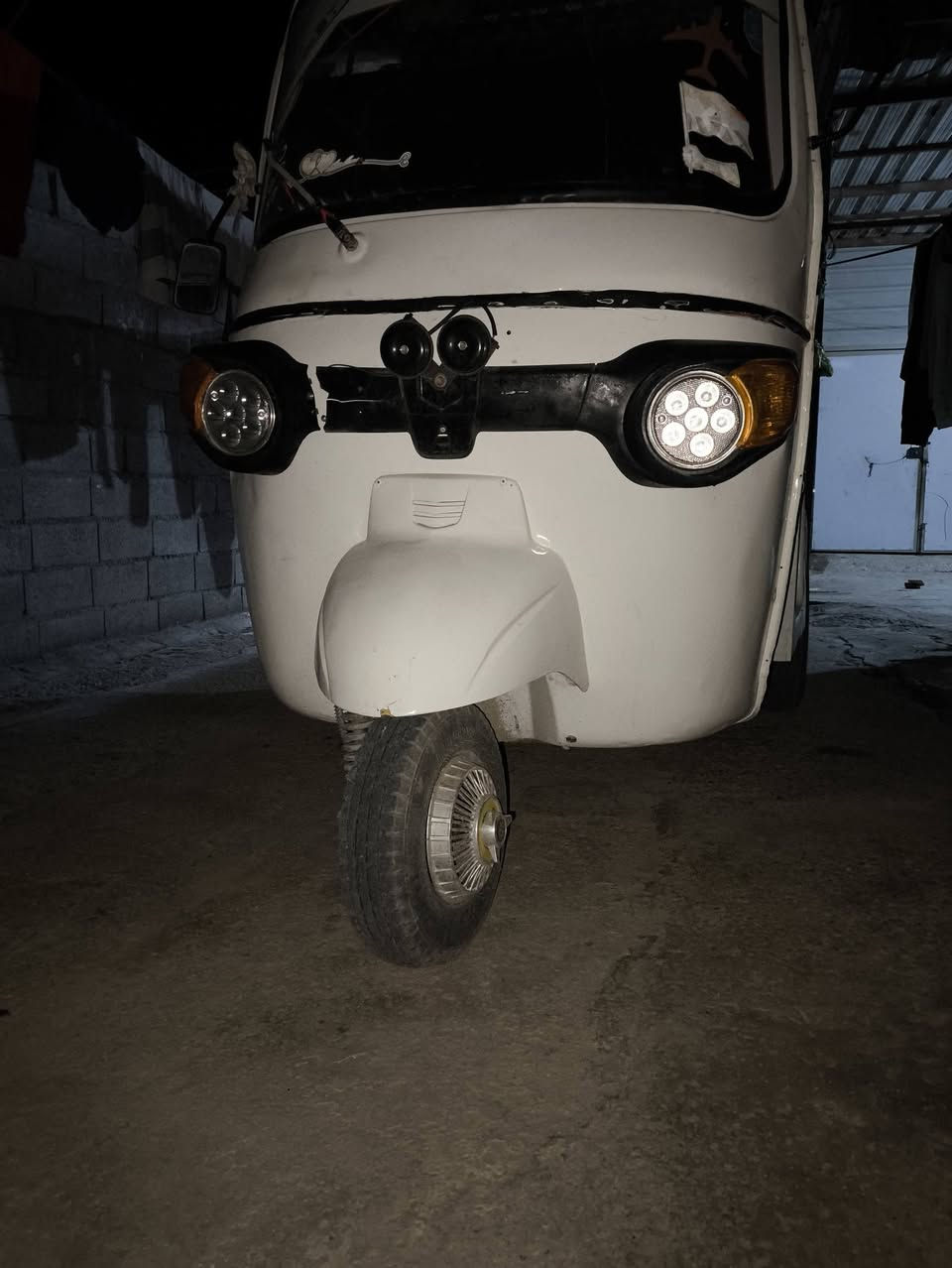 تكتك بياجو مديل 18 محوره مكينه ستوته للبيع نقص ورقتين يعني 4 اوراق عندي وبيهن رقم الشاصي مكاني الديوانيه قظاء عفك رايده ب مليون وميه ومجاله قليل *********** الرقم بي واتساب
