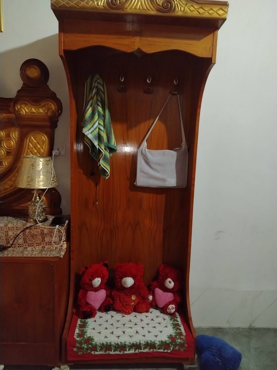 السلام عليكم اخشاب للبيع غرفه كامله السعر600 بيه مجال مكلف بالنشر الاستفسار اتصل على الرقم*********** لحد راسلني خاص مكلف بالنش هذا رقم ابو الاخشاب
