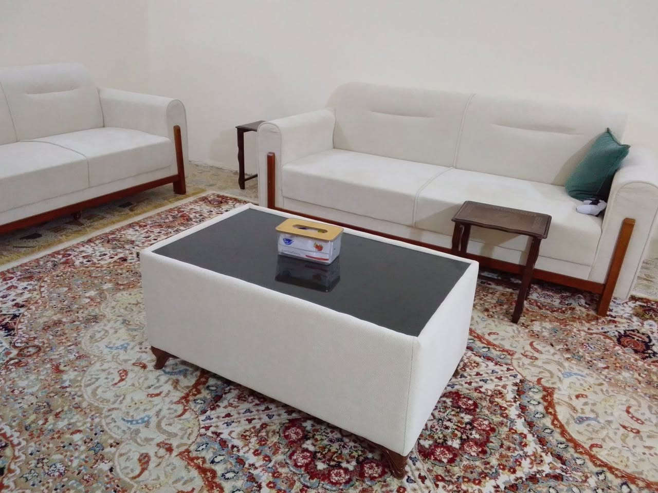 السلام عليكم اخواني تخم جديد غير مستعمل ابد نضافه ١٠٠٪ مع طبله وسطيه سوايه نجار سعر 1,250 بيه مجال بسيط جدا  ***********
