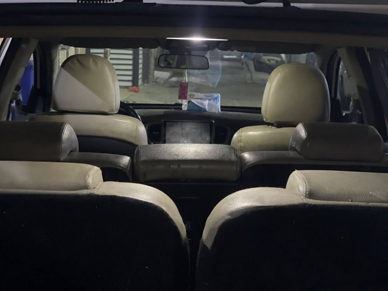 السلام عليكم كيا سورنتو موديل 18
سبعة راكب 
خليجي بيهة بارد قليل نص فول 
مكينة 6 سلندر 
كشنات أمامية كهربائية 
مكفولة كفالة عامة 
ماشية 160 ك،م 
مكانهة بغداد 

***********
