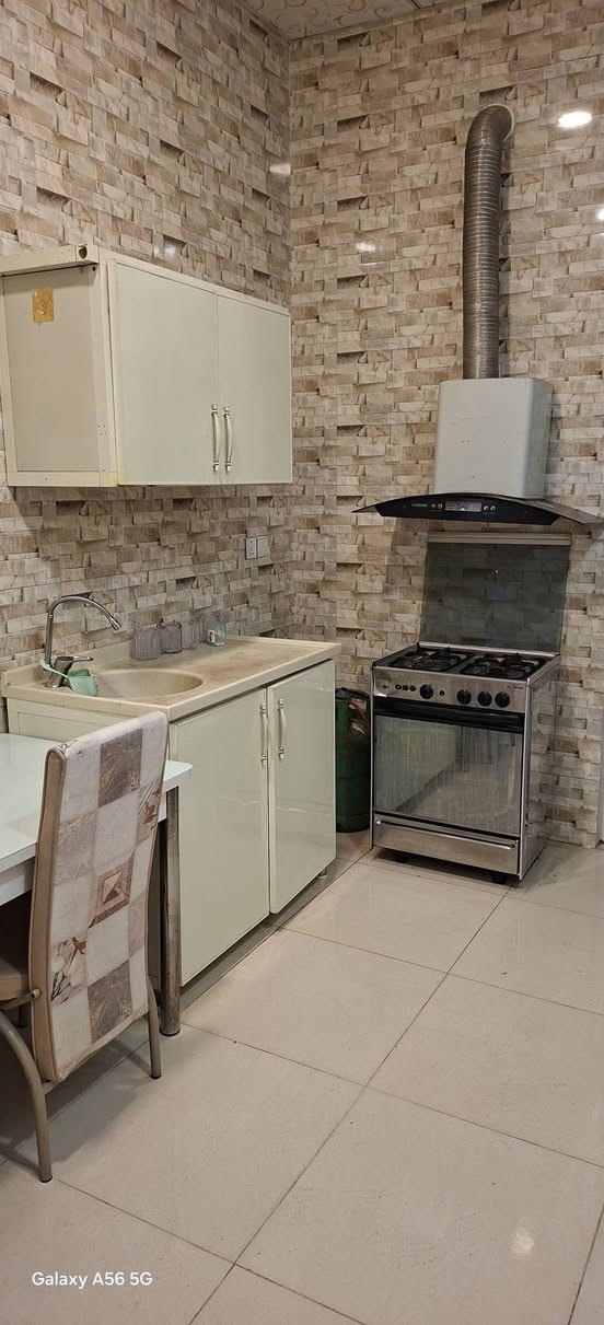 شقة مؤثثة للايجار منطقة شورش شارع حديد وخشب غرفة وصالة مؤثثة 
السعر 300 دولار
‏إيجارات اربيل:
***********
***********
