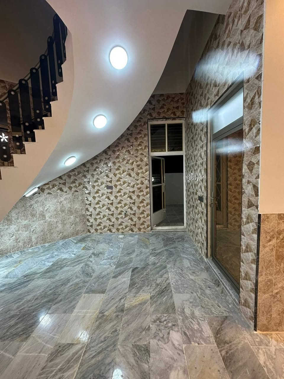 سلام عليكم يوجد بيت للبيع مساحه 1000 متر يحتوي على 4غرف نوم واستقبال ومطبخ وحولي وصحيات طابو زراعي سند25 تحويل بسم المشتري مباشر العنوان بغداد الراشديه المراسمه الاتصال على الرقم ***********
