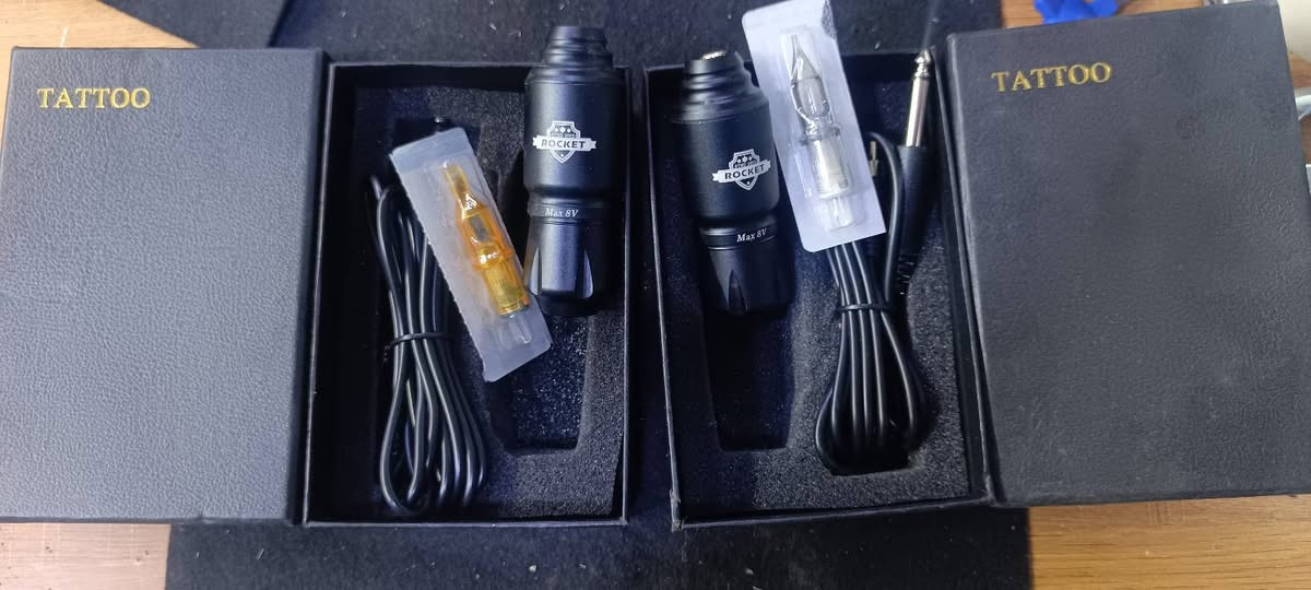 جهازين اثنين وشم تاتو اعلى سعر ابيع 
هذا المنتج عبارة عن مجموعة ماكينة وشم على شكل قلم من طراز "Rocket"، وتتميز بـ: 
النوع: ماكينة وشم دوارة (Rotary Tattoo Pen).
الجهد الأقصى: تعمل بجهد أقصى يصل إلى 8 فولت.
المحرك: محرك ياباني قوي وسريع.
المميزات: خفيفة الوزن ومصنوعة من الألومنيوم لضمان الدقة والسرعة.


**إذا كنت صاحب هذا الإعلان وتريد حذفه لأي سبب، رجاءا أرسل رسالة إلى الدعم الفني**