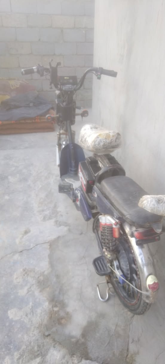 سلام عليكم دراجه للبيع حجم 20 بطاريات  قبل يوم بدلتهن كهربائيات شغالات كلهن تايرات مبدلهن جدد سعر250 مكاني كرمه


**إذا كنت صاحب هذا الإعلان وتريد حذفه لأي سبب، رجاءا أرسل رسالة إلى الدعم الفني**