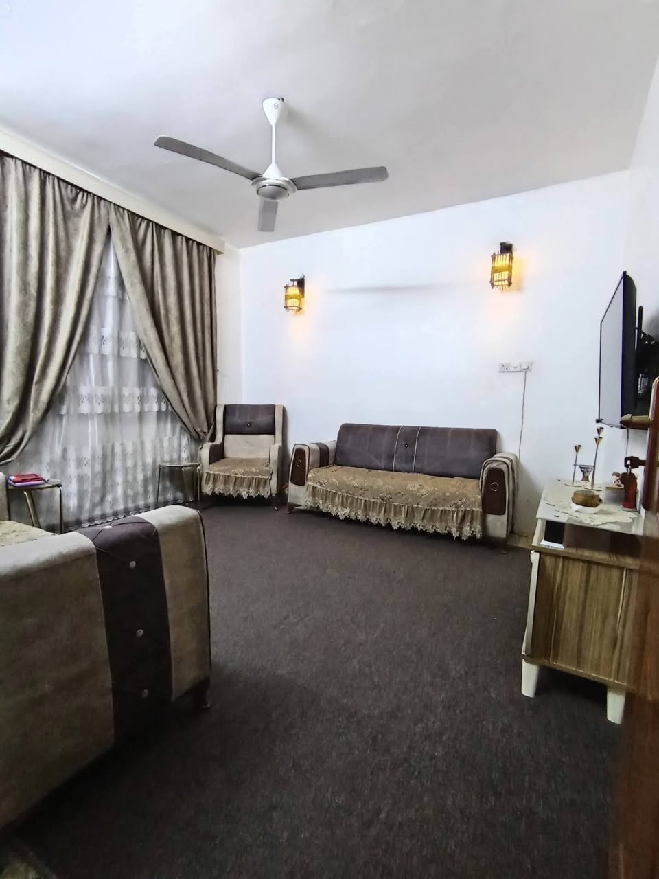 ‏السلام عليكم ، بيت للبيع المساحه 120م طابو زراعي قرار 25 اصولي طابق واحد صب مسلح غرفه نوم وصاله ومطبخ وصحيات ومنور داخلي و خارجي البيت مرتب جاهز للسكن ، الموقع الدوانم بصف جامع الملك القدوس ‏قريب جدا من الشارع العام ، اني صاحب الدار
‏( السعر 68 )  ***********
