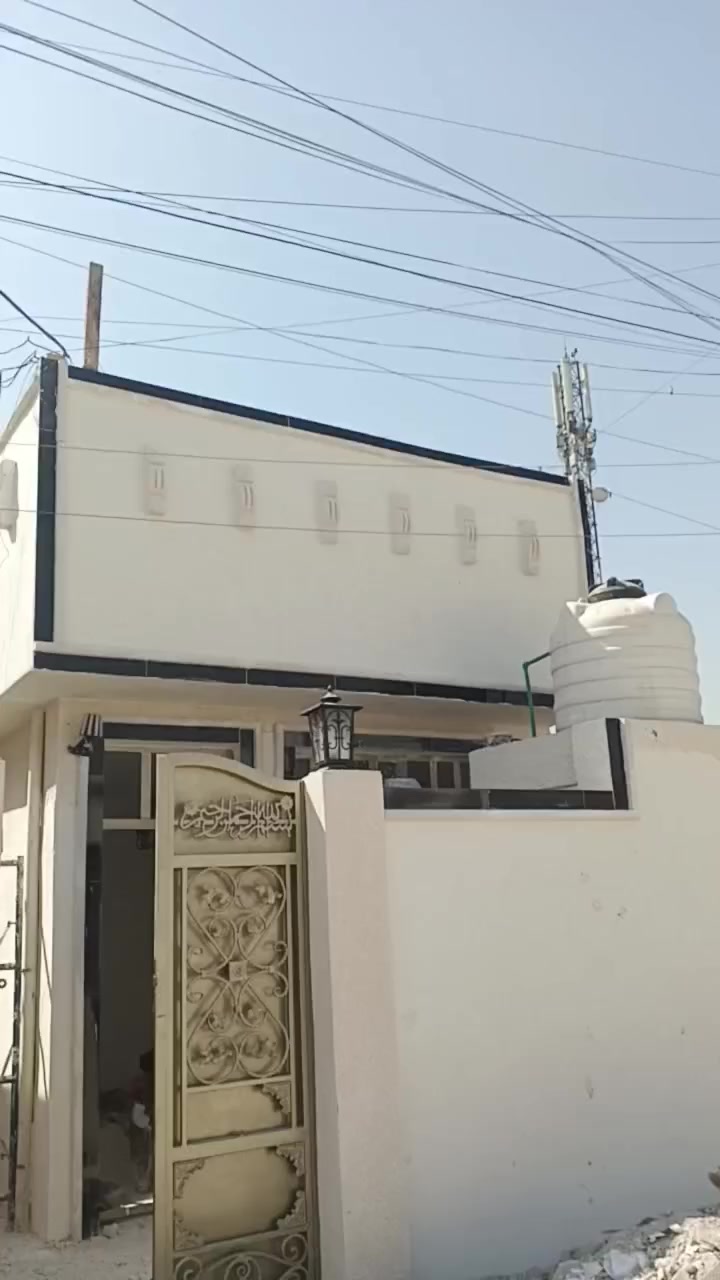 السلام عليكم بيت تجاوز للبيع في مجمع فدك
المكان المشتل شارع المطبك قرب المجلس البلدي وقرب المختار السعر ٤٠ وبيه مجال البيت فارغ حاليا
 التفاصيل البيت ....
 مسلح مساحه ١٠٠م استقبال وغرفة نوم وصاله ومطبخ و الخدمات السطح مطبك شتايكر نقص الارضيه فقطالجبهه ٥م والنزال ٢٠
رقم صاحب البيت رقم الموبايل *********** ابو يوسف
