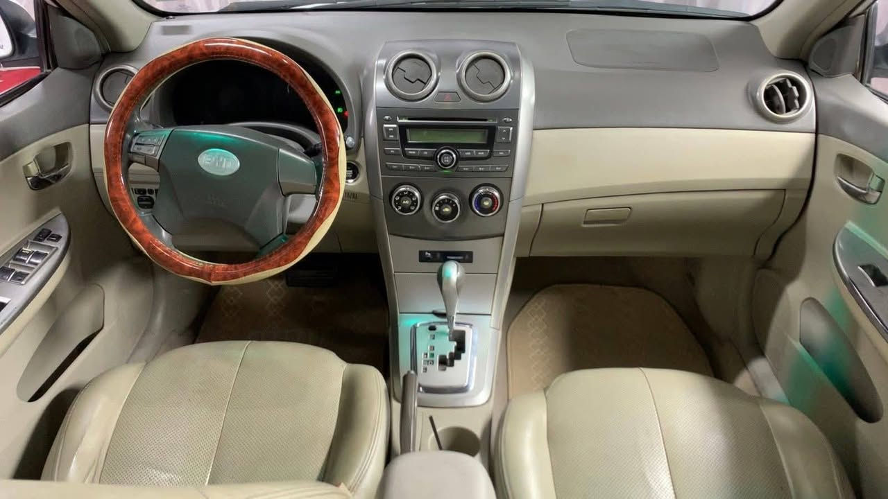 BYD G3  2013

40$
 تەنها عەتەرەی پێشی ڕەش نیە گۆڕاوە بۆ سلڤەر
زانیاریەکان لە وێنەکان دیارە
لەگەڵ ڕێز.
***********
