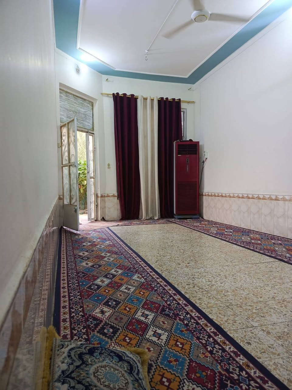 السلام عليكم 

▪️دار للبيع 
▪️الموقع حاوي العباس /شارع ال وارد /ثالث فرع عن الشط

▪️المساحه /280م 
▪️ يتكون من غرفتين و صاله و مطبخ و استقبال وصحيات خارجيه 

▪️***********
