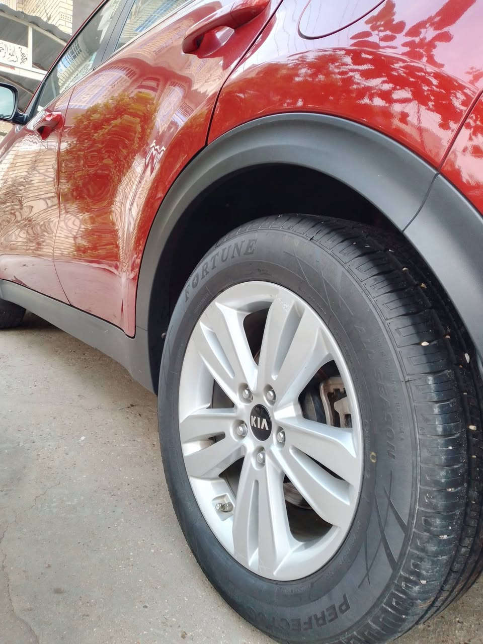 بسم الله
سبورتج 2017 Fe لون كرزي مصدف 
سيارة نظيفة جداً على ايدنة 
كلشي بالسيارة بلادي السيارة ليبل واحد ، داخل لونين محرك اقتصادي ،گير ومحرك بلادي، السيارة ماشية 90 الف ، حساسات كامرة دوراة ، تنبيهات ذكية ،وبقية مواصفات السبورتج... وراد امريكي (كلين تيتل) يعني بدون ضربة ماشية بالعراق 30 الف فقط ،،نضيفة جداً وبيهة تخم تاير جديد تايلندي ، ثلاثة انظمة للقيادة (سبورت.عادي. وايكو) مانع انزلاق اضاءة نهارية اوتو 
مشروع وطني رقم انكليزي وتحويل باي مكان ، سيارة مكفولة من الصبغ والتبديل ماعدا طخة بسيطة بباب الراكب على وضعهة 
مكان السيارة بغداد الكرخ 
***********
***********
