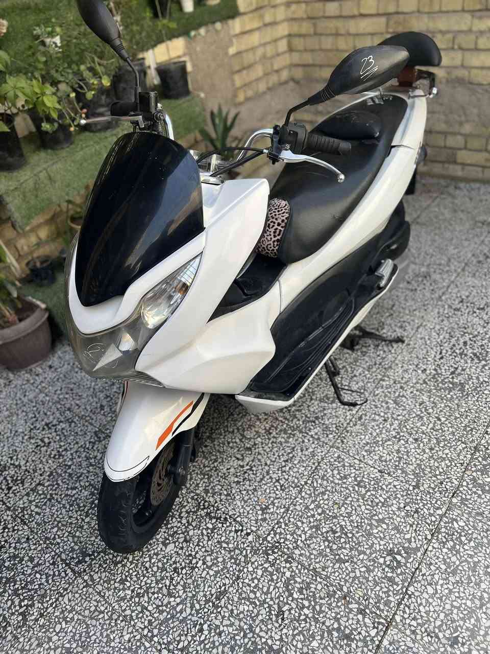 PCX جيل اول jf
بيها عطل فقط حساس حماوه وعداد البانزين شغلات بسيطه الدراجه مموكفتني تمشي كله بلاد بنزات جديده شادلها ودهن جديد دبلات بلاديه الدراجه ماعر بيها تجي تفحص وتاخذ الدراجه السعر مليون و200 وبيها مجال 
بغداد مدينه الصدر 
***********
