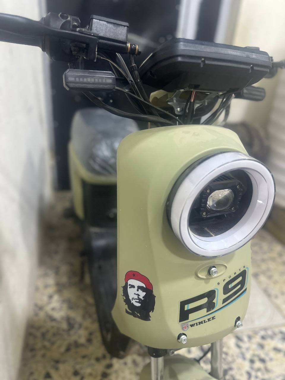 بيع دراجه شحن R9 الدراجه مستخدمه اسبوع فقط نظيفه معه الوصل الوكيل الحصري اولاد جبرين في النجف مواصفات خمسه بطاريات موديل 2026 شركه الدراجه ولي 32 امبير معه شاحنه الصليه الولي والمرايه اليمين ويسار ودواسه بايسكل معها السعر يكون 500 وبيها مجال التواصل على هذا الرقم *********** المكان النجف حي النداء
