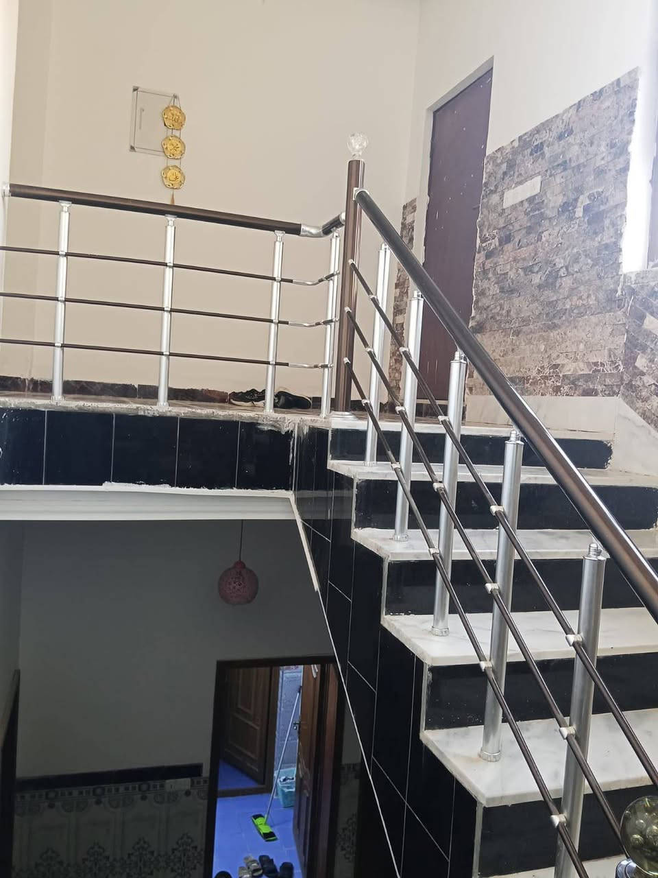 السلام عليكم 
دار للبيع في صلاح الدين ،،🏡🏠
تكريت  القادسيه حي الجمعيه 
قرب الغابات 🌳🌳
مساحه الدار 300 متر واجهه 10 نزال 30
عرض الشارع 20🌁
الدار طابقين الواجهه حجر 
الدار يتكون من 4 غرف نوم 
الموصل سحب مغربي
وصاله ومطبخ واستقبال 
صحيات عدد 3
وكراج وحديقه 
للستفسار اتصل برقم
*********** ابو ضحى
