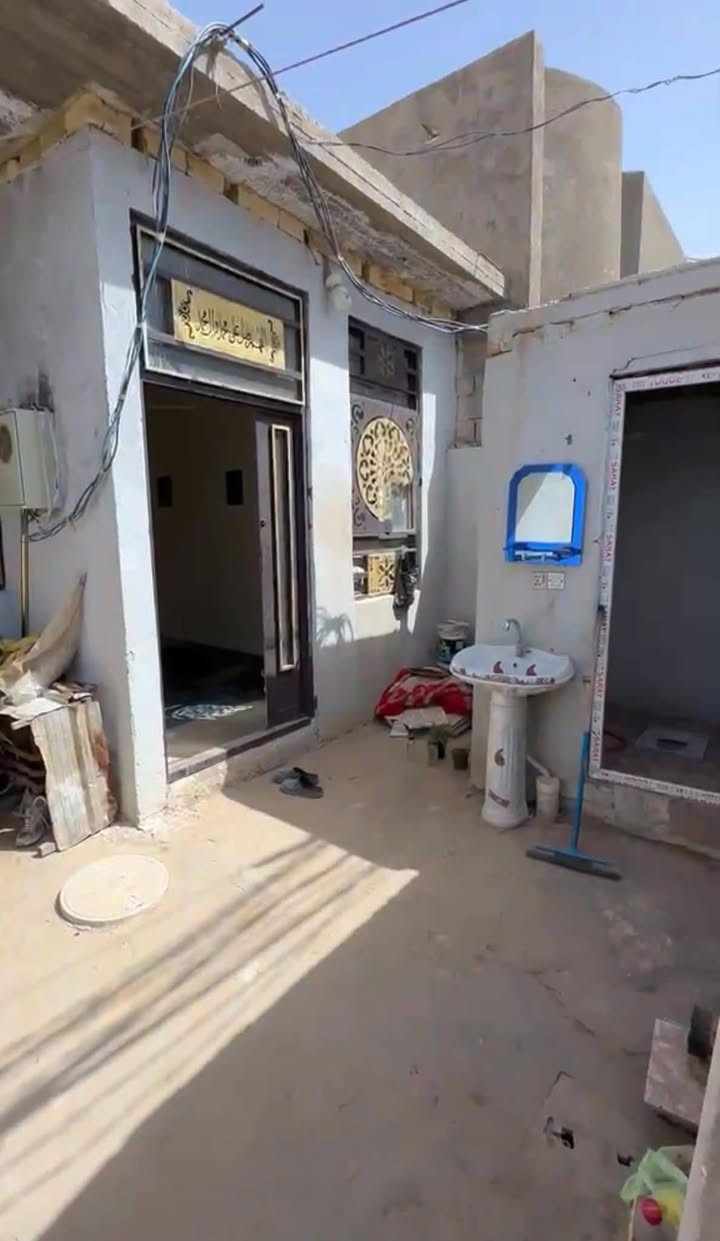 للبيع بيت 100 متر بناء جديد نقص ارضيه وسقوف ثانويه متكون من صاله استقبال غرفة سويت طارمه مطبخ صحياة خارجيه العنوان الحر الرشديه قريب النهر منطقه قريبه خدمات كامله ***********
