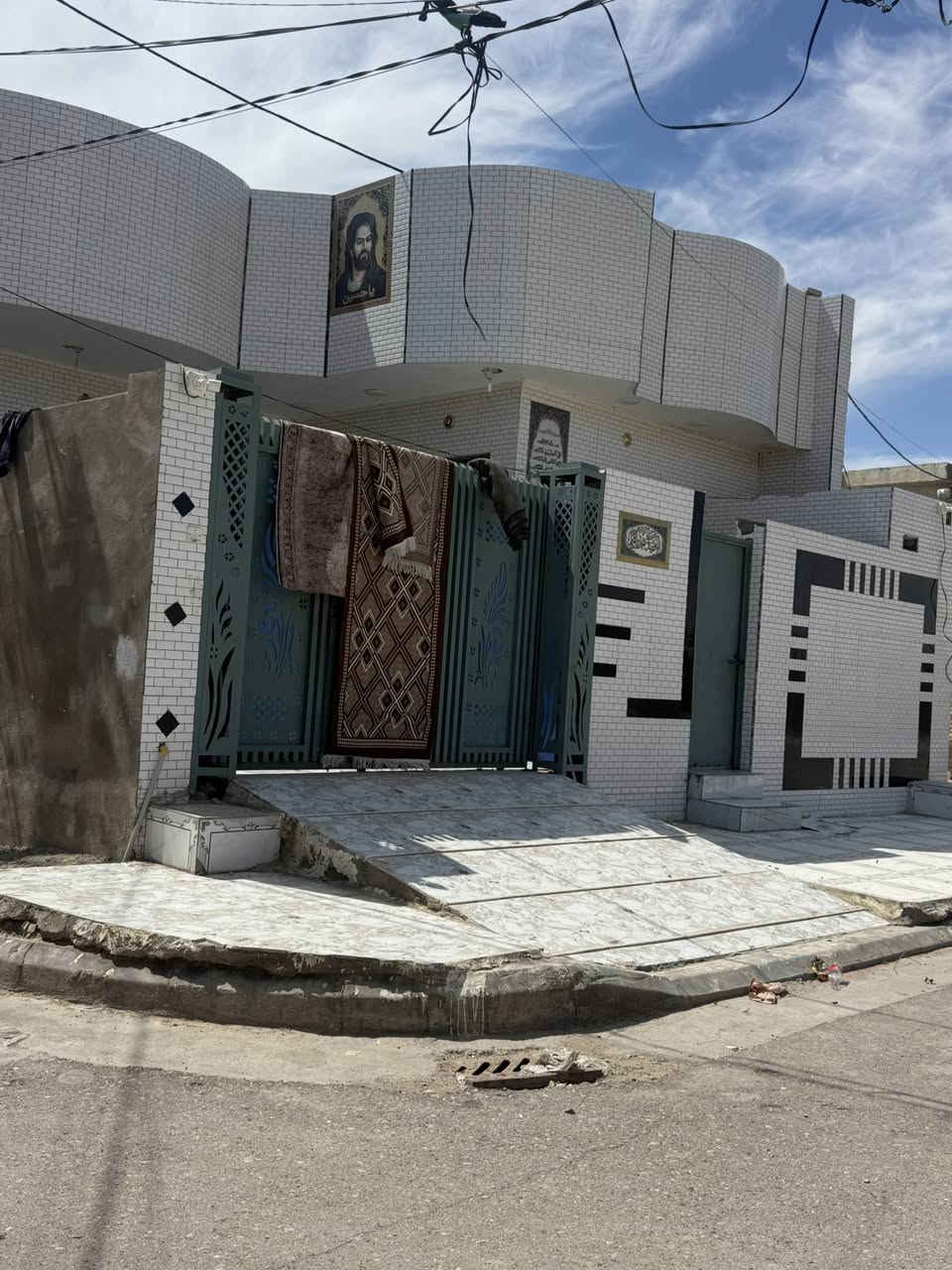 سلام عليكم بيت رقم معامله كامله قرار ٢٠  للبيع ركن على شارع ٢٠ مساحة ١٨٠ م المكان حي الامام الصادق حي الرفاق سابقأ شارع دفاع المدني بي ٣ سبالت +كاونتر تفصال +مقطوره وكيزر وماطور بلازمه وكامرات الاستفسار على هذا الرقم 
‪***********‬

