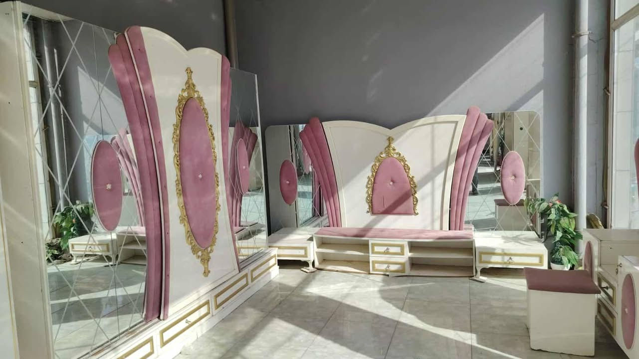 غرفه نوم تركي ٧ قطعه نضافه متوسطة بسعر مناسب بيع مستعجل ٣٧٥ الف قفل نجف
متوفره بالمعرض الذهبي للأثاث ***********
