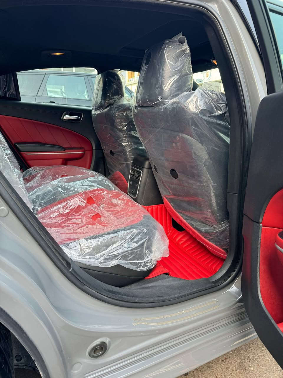 من رخصت الادمن

‎دوج جارجر سكات باك . Scat Pack . 

‎ الموديل : 2019 . (خليجي ) .
‎المحرك : SRT . V8 . 6.4L .
‎42,000 العداد

‎ المواصفات
‎*  نقطة عمياء . 
‎* مكابح رياضية (برمبو) . 
‎* لايت LED . 
‎* فتحت سقف (سلايد) . 
‎* كاميرا خلفية . 
‎* امكانية التحكم بوضعيات المقود كهربائيا . 
‎* كزوز سستم . 
‎* حساسات خلفية . 
‎* ويل قياس 20 أنج 
‎* سستم صوت ALPINE . 
‎* تشغيل عن بعد . 
* Bee 🐝 مقاعد رياضية من الجلد الفاخر . 
‎* ذاكرة لحفظ وضعيات الجلوس (ميموري) . 
‎* المقاعد الأمامية تبريد وتدفئة . 
‎* المقاعد الخلفية تدفئة . 
‎* نظام خرائط GPS . 
‎* شاشة كبيرة قياس 8.4 أنج اوپشنات SRT 
‎* تدفئة ستيرن . 
‎* كير شفتر بالستيرن . 
‎* جناح خلفي . 
‎* بلوتوث تلفون . 
‎* محدد سرعة . 
‎

رقم اربيل
مكانها بصره
الرقم 
***********
