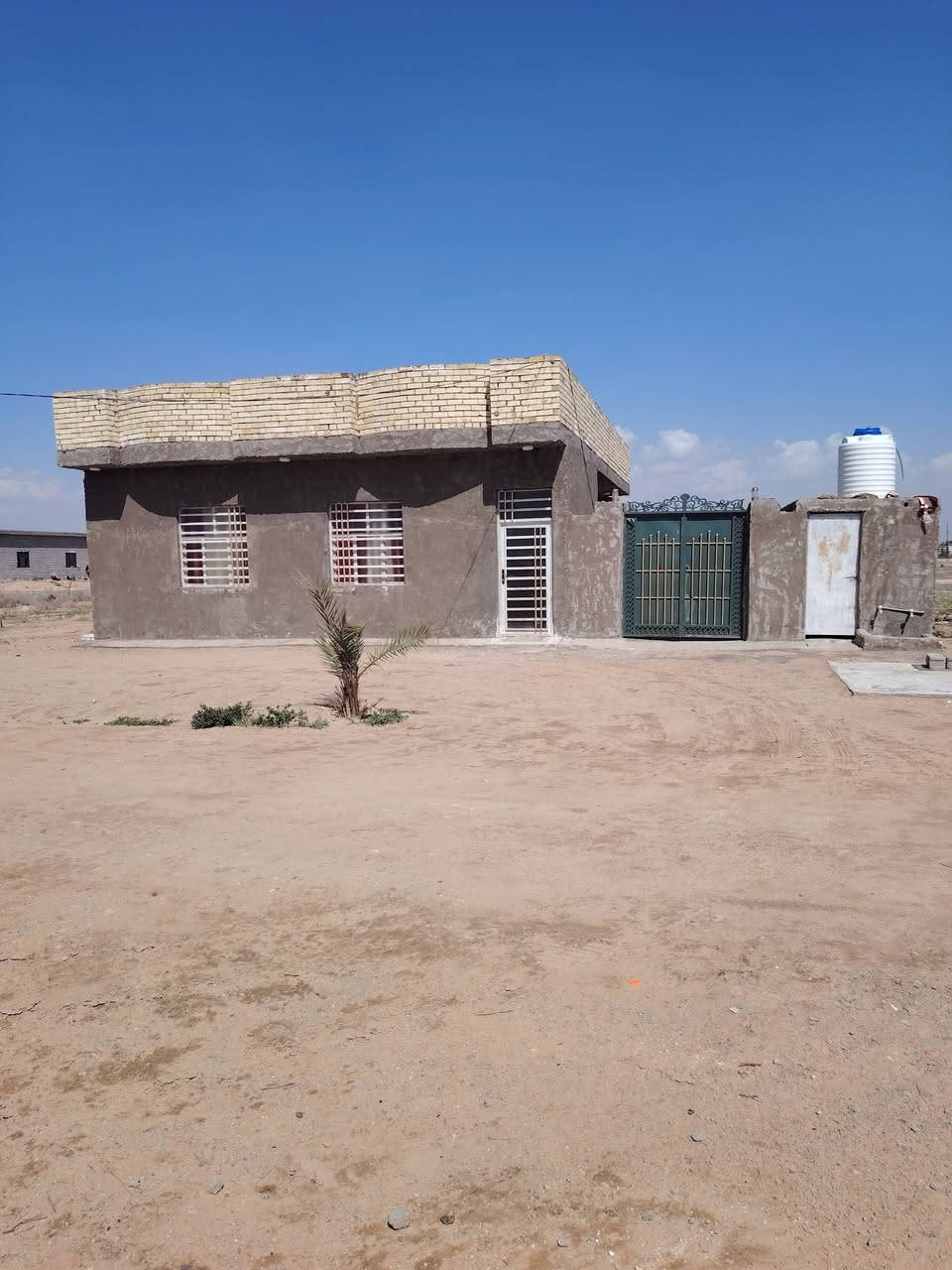 دار للبيع قرفتين وصاله ومطبخ واستقبال وصحيات داخل وخارج بناء طابوك جديد دواخل فول خدمات كامله خلف الحسينيات عمود 436 شراي يتصل ***********
