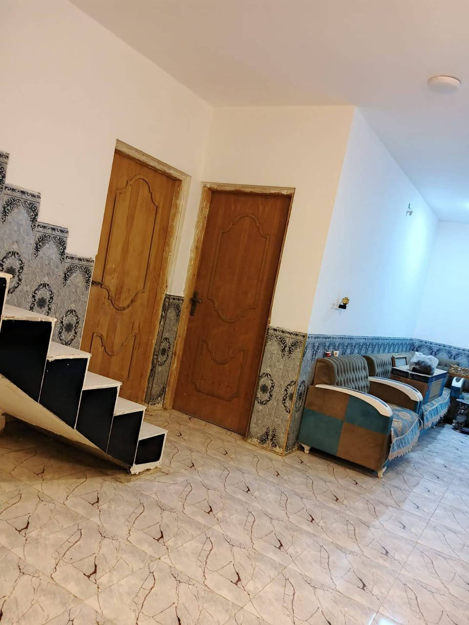 مشتمل مؤثث للإيجار في الرمادي الصوفية قرب جامع النور 

يتكون من غرف نوم عدد 2 وصالة ومطبخ وصحيات 

سعر الايجار 400 الف .

كافة الخدمات متوفره من ماء وكهرباء وطنية و مولد.

ـــــــــــــــــــــــــــــــــــــــــــــــــــــــ.

📍 للمزيد من التفاصيل يمكنكم زيارة مكتبنا:

مكتب شمس الرافدين للعقار   – الرمادي / شارع 40 – قرب مرطبات دريم لاند.

📞 أرقام التواصل (واتساب متاح):

*********** ✅ عبدالغني الفراجي.

*********** ✅ عبدالغني الفراجي.

نرحب بكم دائماً لزيارتنا والاستفسار عن أي عقار يناسبكم.
