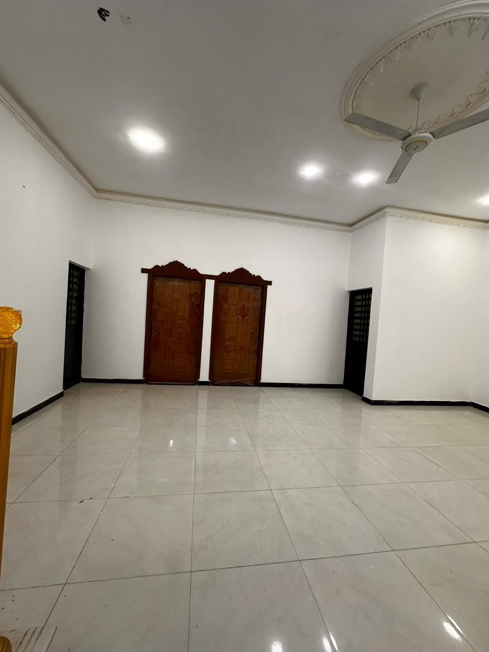 سلام عليكم دار سكن للبيع ابو خصيب كوت الحمداني قرب المدرسه الصفره طابو زراعي عراقي  مكون من 2 غرف وديوان وصاله كبيره وصحيات ومطبخ + صحيات خارجيه داخليه + كراج  متوفر كل الخدمات علا تبليط مباشر مساحه اللبيت 200 متر السعر 95 وبي مجال رقم الهاتف. ***********
