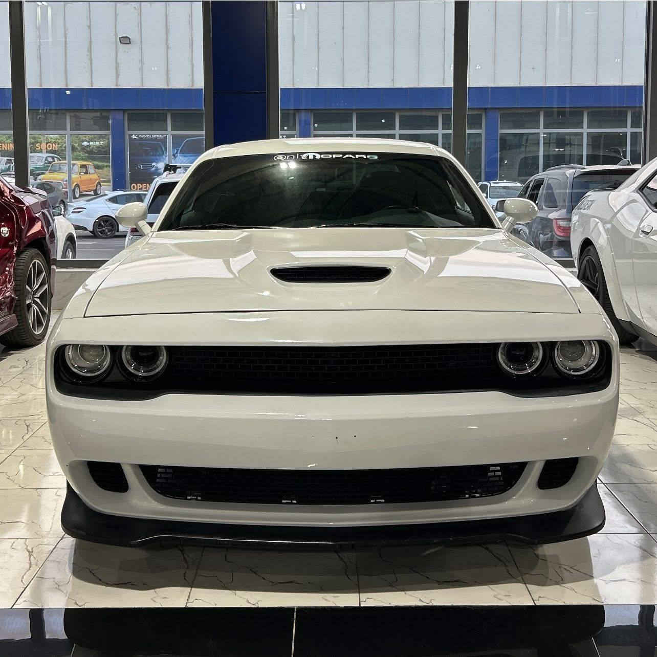 ​🏁 دودج تشالنجر R/T Last Call 2023 - Super Track Pak
**** رقم اربيل ******
​1. ⚙️ الأداء والمحرك
​المحرك: 8 سلندر 5.7L HEMI.
​نظام الدفع: RWD (دفع خلفي).
​المسافة المقطوعة: 5640 ميل فقط (مسافة منخفضة جداً).
​ناقل الحركة: مزود بـ شفتات ستيرن (Paddle Shifters).
​الوضعيات الرياضية: متوفرة حزمة Super Track Pak و Sport Mode.
​2. 🛋️ الميزات الداخلية والترفيه
​نظام الصوت: سستم سماعات فاخر من Harman Kardon.
​الشاشة: شاشة كبيرة (لنظام المعلومات والترفيه).
​المقاعد (الكشنات): مقاعد مخمل.
​مقعد السائق: تحكم كهربائي.
​3. 🛡️ السلامة والراحة
​كاميرا: كاميرا خلفية.
​مستشعرات (حساسات): حساسات خلفية.
​المرايا: مرايا جانبية بخاصية التسخين (هيتر).
​4. 📝 الملاحظات القانونية والحادث
​الترقيم : رقم اربيل باسمي.
​الحادث: حادث أمامي (كما هو موضح بالصور).
🚀 مميزات حزمة Super Track Pak
​ الرياضية والتحكم:
​نظام تعليق مطور: تعليق رياضي محسّن (Enhanced Suspension).
​نظام التوجيه الرياضي: توجيه محسّن (Performance Steering) لرد فعل أسرع.
​أوضاع القيادة: تفعيل أوضاع الأداء القابلة للتعديل (Dodge Performance Pages) عبر الشاشة، والتي تسمح لك بتعديل استجابة المحرك، وناقل الحركة، والتوجيه، والتعليق.
​نظام التحكم بالانطلاق (Launch Control): للمساعدة في الانطلاق بأقصى تسارع من الثبات.
​📱 التقنيات ونظام الترفيه
​شاشة Uconnect: قياس 8.4 إنش تعمل باللمس (هي أكبر شاشة متوفرة في الفئة).
* Not
* السيارة عليهة برمجة مراوح وتقليل صرف الوقود ومزودة باكزوز رياضي ودفيوزر من شركة  BIG BOZ وعليهة اكس بايب اكزوز
للتواصل : ***********/***********
