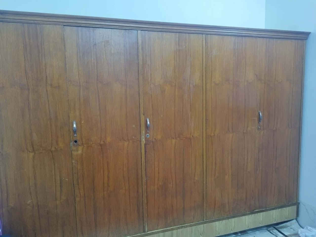 قنصور للبيع خمس ابواب خشب عراقي ثقيل يعوزه بس صبغ بي 6 رجلين يعني مرفوع عن ألارض السعر 225 وبي مجال مكاني موصل حي الاخاء قرب جامع كرم العزيز رقم *********** او مراسلة الصفحه
