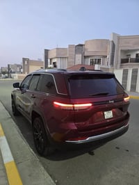 جيب شيروكي لاريدو موديل ٢٤ بيها تقرير غرق سيارة جديده وحلوه بدون رقم ت...