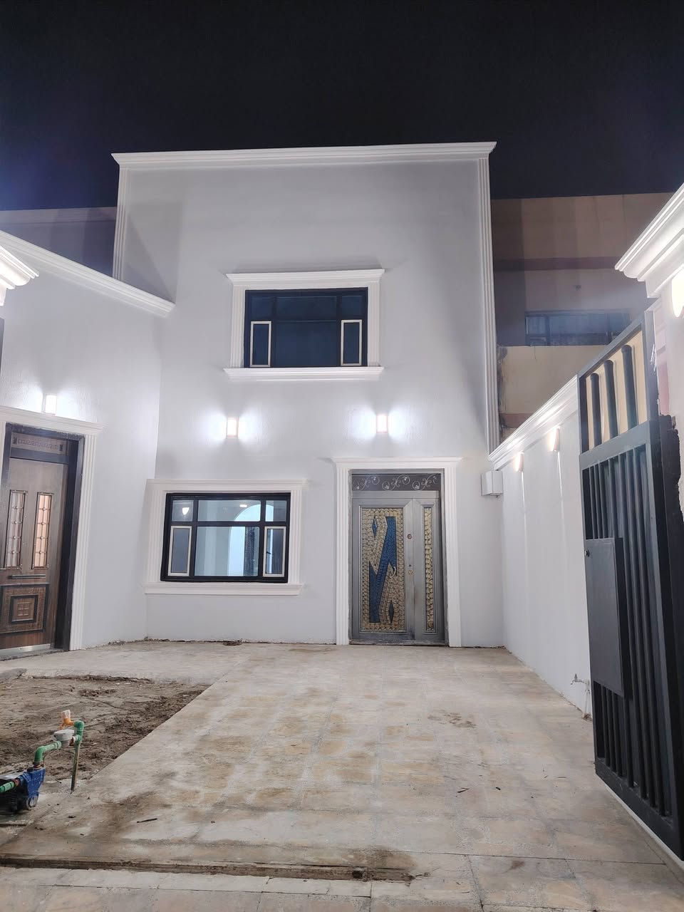 بيت للبيع 200 متر في قرية الغدير 1 غرف عدد 5 استقبال +صالة + سقوف ثانوية مع جبس. ابوب قاصة. واجهة فوم. كراج كاشي. سياج عالي. درج مرمر مع محجر المنيوم مكتب سيد حسين زيني مقابل مول بازار سنتر  واتساب ***********
