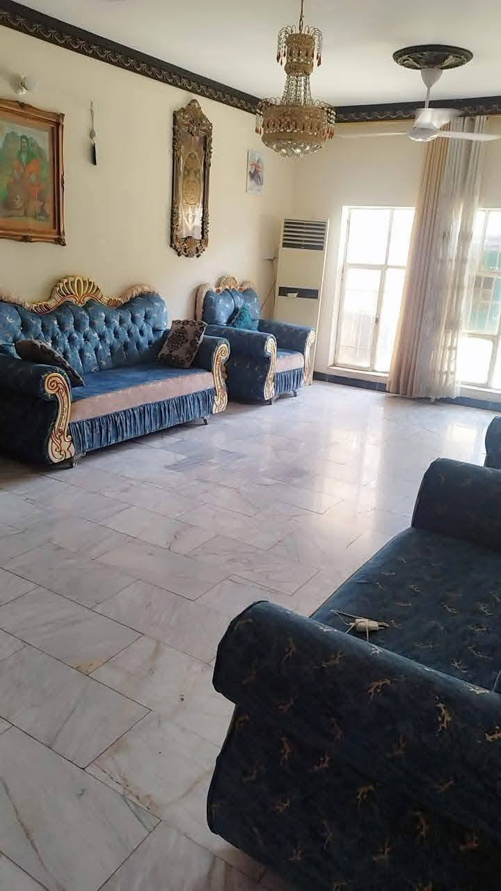 سلام عليكم ورحمة الله وبركاته من رخصة الادارة المحترمة.
دار للبيع المساحة 246 الواجهة 12ونص والنزال 20 طابو ملك صرف بأسم واحد مو ورثه سند جديد أبو الفسفورة طابقين كامل مسلح نضيف جدا بناء تسعينات ترميم بالكامل جديد ماء وكهرباء ومجاري الأرضية مرمر والجدران سيراميك الطابق الأول يحتوي على كراج وحديقة ومرافق خارجية بالإضافة إلى هول كبير ومطبخ حار بارد وخارجي للطبخ واستقبال كبير وصالة درج وغرفتين نوم وخدمات كاملة ومنور كبير والطابق الثاني يحتوي على غرفتين نوم وحمام وبالكون وسطح ومخزن بالاضافة الى مشتمل معزول قاط ثاني يحتوي على غرفتين نوم ومطبخ وخدمات كاملة يقع على شارع تجاري عريض وخدمات كاملة من ماء وكهرباء ومجاري وتبليط   عرض الشارع 15متر  يصلح لسكن ثلاث عوائل  ويصلح  يكون مدرسة اهلية أو روضة موقع تجاري 

العنوان: / الزعفرانية شارع المعهد مدخل شارع سيد هاشم ثالث  استدارة عاليسار مدخل شارع دور الشرطة أو شارع الوازات عاليمين قرب مدرسة السلام وحسينية الأمام علي عليه السلام/  سعر المتر مليون واربعمية وخمسين 

السعر الكلي 356 وقابل للتفاوض والعملة 

للاستفسار الاتصال على الرقم ***********

مكلف بالنشر
