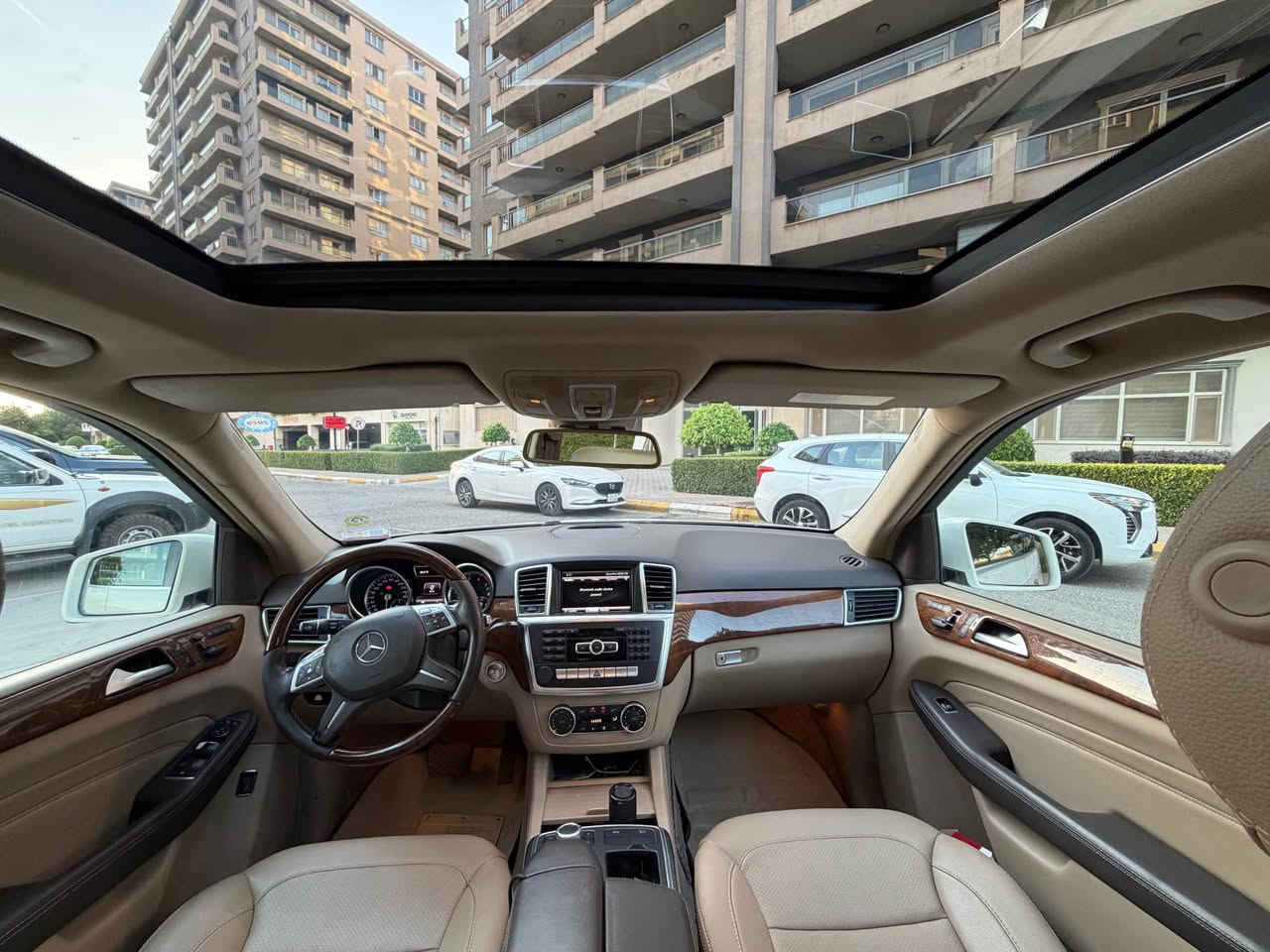 Mercedes-Benz ML350 2013 سەیارەکە زۆر باکە فول فولە بێ بۆیاخە خلیجیە ١٠٠هەزار کم حەقیقی رۆشتوە زۆر کەم دەرکراوە پانۆرامایە ئۆتۆپارکە ناوزەردە بۆدی AMGیە  
سنوق جەگە پێش و دوا حاسەیە ڕادارە کامێرە یە ناوی ٣ رەنگ ئەگۆرێت سەیارەکە زۆر پاکە مەکینەو گێری نەکراوەتەوە تەقەو ڕەقەی نیە لۆکە سەیارەکە هی مەعرەز نیە سعرى ٢٤٨ گەڵاو مامەڵەیەکی کەم *********** وەتسئەپ *********** السليمانية, العراق
