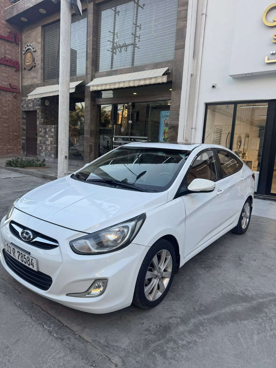 السلام وعليكم
أكسنت ٢٠١٣ خليجي السيارة بيه فقط تبديل باب خلفي عكس السائق ومبدل وكاله عدا هذا مكفوله كفاله عامة صدر امامي جديد قطرة صبغ مابيه السيارة ماشيه ١٥٠ ألف كيلو متر 

رقم جديد هزه جديدة سيارة بأسمي شخصياً 

السعر ١٠٥ وبيه مجال بسيط جداً 

*********** مكان السيارة الدورة او الكرادة
