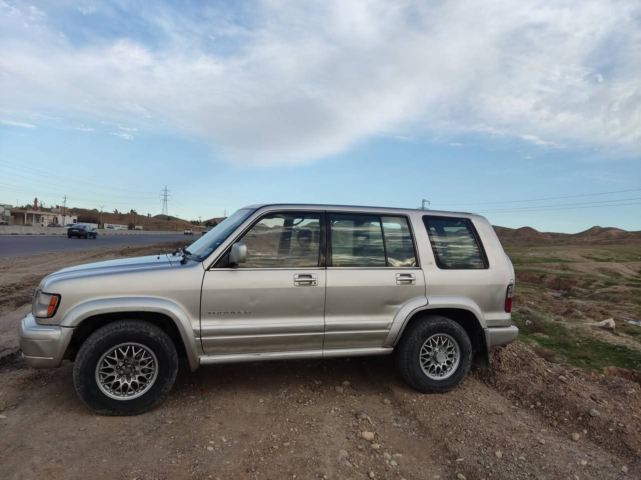 السلام عليكم ترهم نقد وترهم اقساط حسب القناعة
ايسوزو موديل 2001 رقم اربيل كير و محرك بطة ٣٠٠٠ 
سيارة خير من الله ماناقصها اي شي ونضيفة بدون اي ضرر 
السعر 75 وبيها مجال للشراي سنوية باسمي لل2027 رقم جديد 
مكان السيارة الزاب قرية النميصة للاستفسار التواصل على الخاص او على *********** بي واتساب
