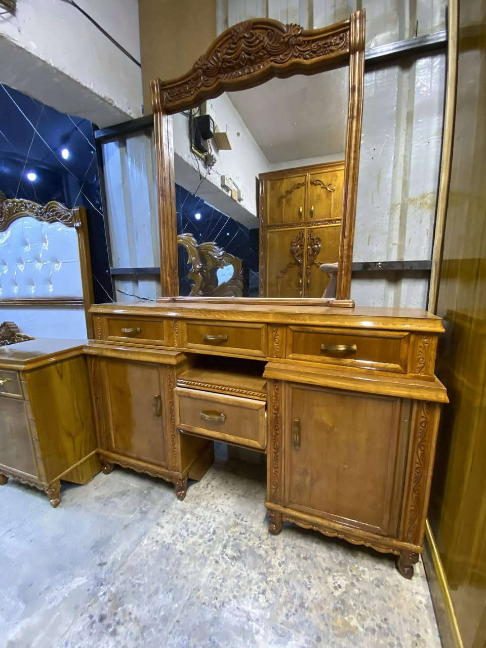 غرفه اخشاب  تسكام 5 ملم صاج خارج والداخل نقش زان 
توج زان  رجل جعب غزال شغل تفصال درجه اولى ثكيل الغرفه كلش ثكيله وخشب قوي واخت الجديدة ونظيفه كولش اي كسر
و ضرر ما بيها  نسبة نظافتها 95 /100  وأكثر 
زاويا تخليها بصف الكنتور صير 8 ابواب 
 الغرفه ولا غلطه بيها و بالعافيه على لي ياخذها   
 العنوان بغداد البياع لاعلام وتوصيل هم موجود


**إذا كنت صاحب هذا الإعلان وتريد حذفه لأي سبب، رجاءا أرسل رسالة إلى الدعم الفني**