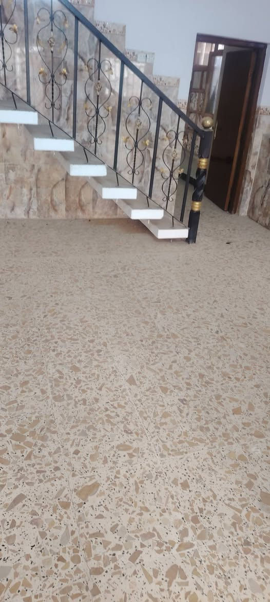 سلام عليكم بيت البيع طابو صرف شرط تحويل مباشر مساحه 150متر واجه7ونص ونزال 20 خدمات كامله ماي كهرباء مجاري  يحتوي 4منام وستقبال ومطبخ ومساحه درج حمامات داخل وخارج  مكان 78سعر خاص الاستفسار على رقم ***********
