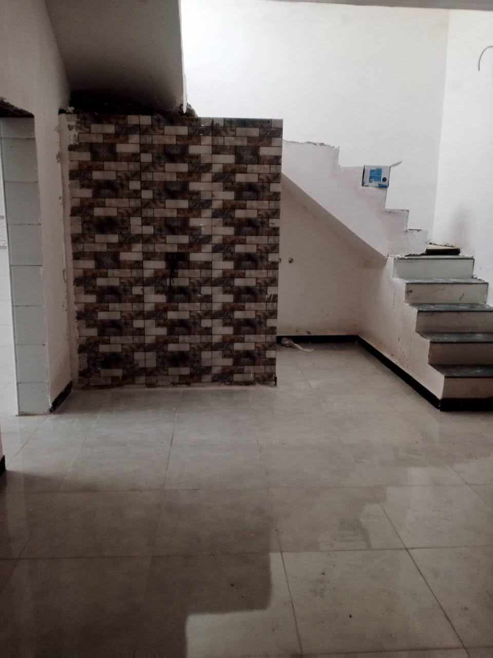 بيت للبيع بحي الامين بشارع سادة الفوادين المساحة 150متر بيت جديد بية غرفتين وصاله  ومطبخ وبراني بيت فارغ بناء جديد للاتصال ***********
