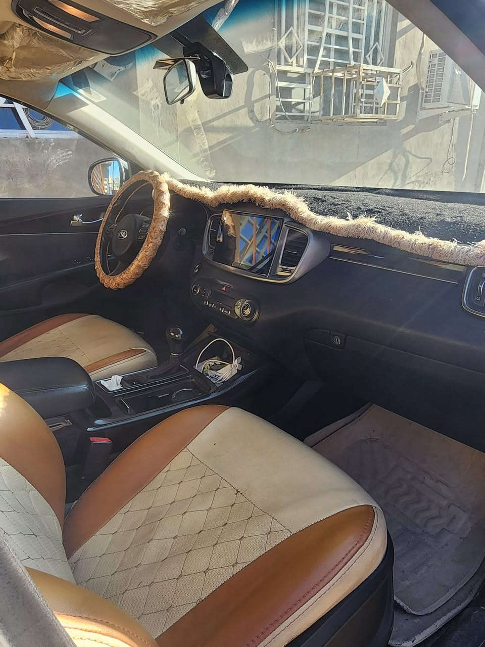 بيانات السيارة الأساسية
• النوع: كيا - سورينتو (Sorento).

• سنة الصنع: 2016.

• الفئة: SX.

• اللون: أبيض.

• المسافة المقطوعة: 190,000 كم.

الحالة والمواصفات الفنية

• المواصفات: خليجية.

• حالة الهيكل: قطعتين مصبوغة (الأجزاء المطلية  بارد فقط موضحة ).

• المقصورة: مقاعد جلد، تتسع لـ 7 ركاب.

• التبريد: نظام تكييف متكامل (3 قطع تبريد).

الإضافات والمميزات

• المواصفات الخارجية: كاميرا خلفية،، وصندوق كهربائي.حساسات ، مري شفط 

• ملاحظة هامة: السيارة "فول مواصفات" لكنها بدون فتحة سقف.

• اللوحة: بغداد، خصوصي. 

السنوية صالحة الى سنة 2030

للاستفسار والتواصل الاتصال فقط 

ع الرقم ***********

مكان السيارة كربلاء 

السعر 210 وبي مجال.
