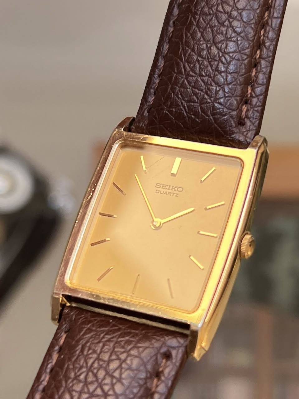 سيكو تانك (Seiko Tank) كلاسيكية نادرة - طلاء ذهب SGP - قمة الأناقة
• القطر 32m*33
.8620-5060 :(Reference) الموديل •
• الطلاء: هيكل مطلي بطبقة رقيقة من الذهب بتقنية SGP (Seiko Gold
الأصلية، مما يمنحها لمعة الذهب الحقيقي العمية (
وجود ختم SGP على الظهر يعني أن هناك طبقة فعلية من الذهب تم ترسيبها كهربائياً على المعدن.
• المحرك: تعمل بحركة كوارتز يابانية دقيقة جداً (Seiko Japan
• الحالة: الساعة بحالة ممتازة (كما تظهر الصور)، غطاء خلفي ستانلس ستيل الأصلي مختوم بكافة أرقام الموديل (5060-8620).
• الحزام: سوار جلدي بني بنقشة التمساح يضيف لمسة كلاسيكية دافئة.
🔸للحجز والاستفسار أكثر يرجى التواصل خاص🔻


**إذا كنت صاحب هذا الإعلان وتريد حذفه لأي سبب، رجاءا أرسل رسالة إلى الدعم الفني**