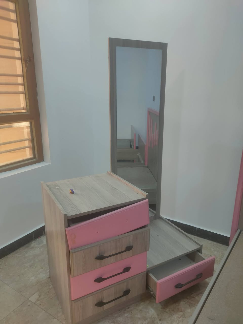 غرفة بناتية سعرها ٢٥٠  مكان بغداد
واتساب ***********
