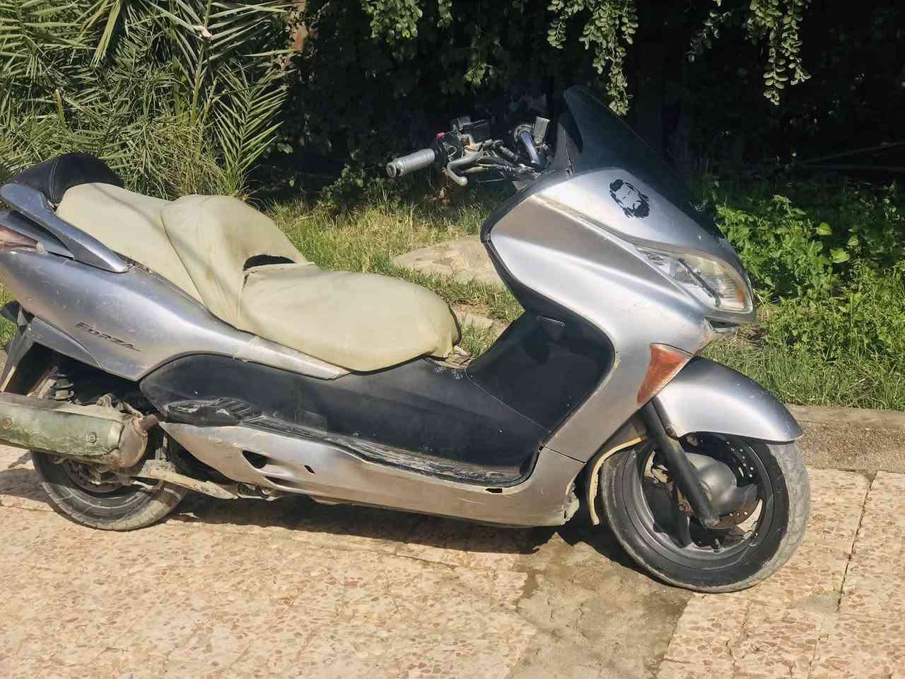 سلام عليكم دراجه فورزا 0/8مكينه مكفوله ما مفتوحة دراجه جاهزة وراق اصولي كمرك مدفوع بس الجويتر وصخ ما منضفه بس دراجه خير من الله مكاني القرنة نهر الباشا سعر 750 وبيها مجال 
اتصال ***********
اسيا ***********
