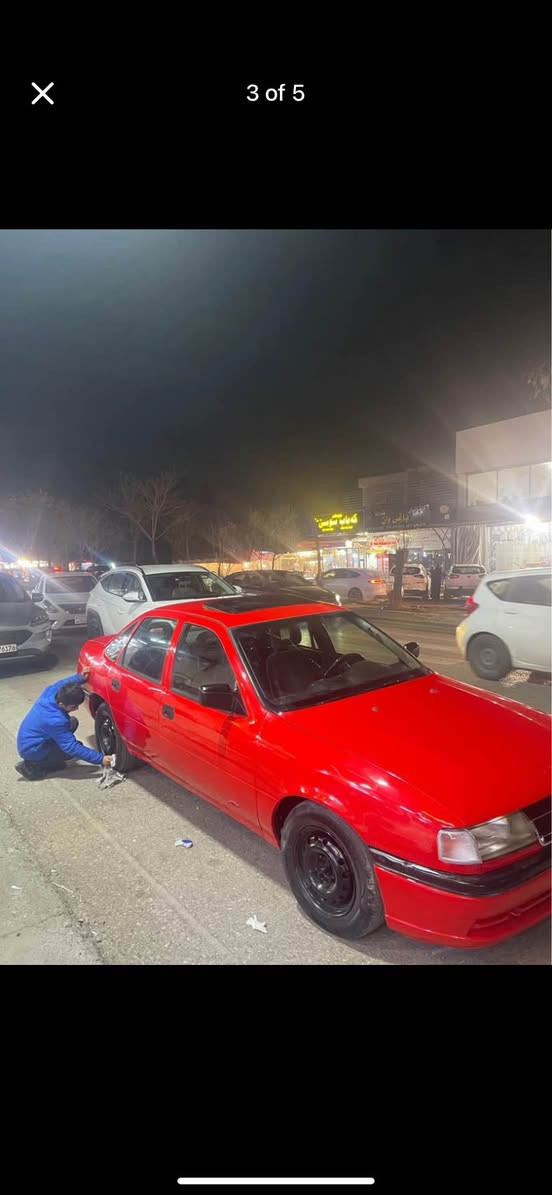 فیکترا مۆدیل ١٩٩٣
تەکسیە کرایتە خسوسی 
یەک جەمپی خەفیفی پشتی هەیە زۆر نیە
گێر مەکینە تەقە رەقە بەشەرت
رەقەم فەحس هەزە هەموو شتی نوێیە هەتا ٢٠٣١
یەک دینار مەسرەفی نیە سلایدە سەیارەکە
موشتەری تەلەفۆن بکە
بە رەنگ و روی هەر مەخەرەتێ سەیاروکی زۆر جوان و بە غیرەتە

***********
***********
وەتس ئاپ و کۆرەک 
سحری 38 وەرەقە و مەجال أربيل, العراق
