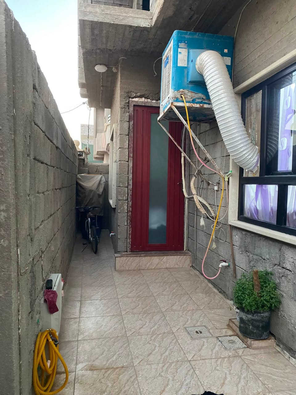 بيت للبيع في حي الشيماء مساحة 100متر مربع ركن على شارع 15
نوع السند 📌ملك صرف طابو الزهور 
الطابق الاول يتكون من غرفة نوم 1   واستقبال وهول ومطبخ بدون سقوف📌وترك وصحيات.  
والطابق الثاني هيكل. 3غرف نوم وصحيات
السعر 📌100مليون وبي مجال 
للستفسار اكثر على الرقم ***********

