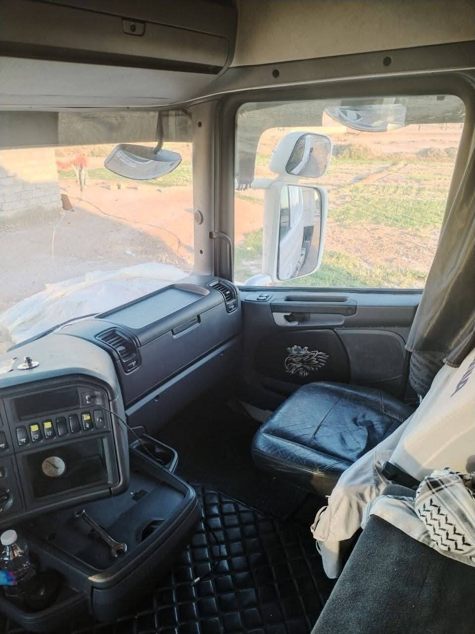 السلام عليكم 
سكانيا 2009 للبيع
مجموعه ورده الحديثه 
كير 1000 كوبره مكينه  V8 
جاهزه لشغل تخم تاير جديد تبريد تدفئه 
ثلاجه كله شغال سنويه جديده ل29 بسمي 
عربانه 3 دناكير عمل بغداد بيع راس وعربانه او بس الراس والسيارة دخول جديد 2024 والسيارة خير من الله 
المكان الناصريه الغراف 

للاتصال ***********
