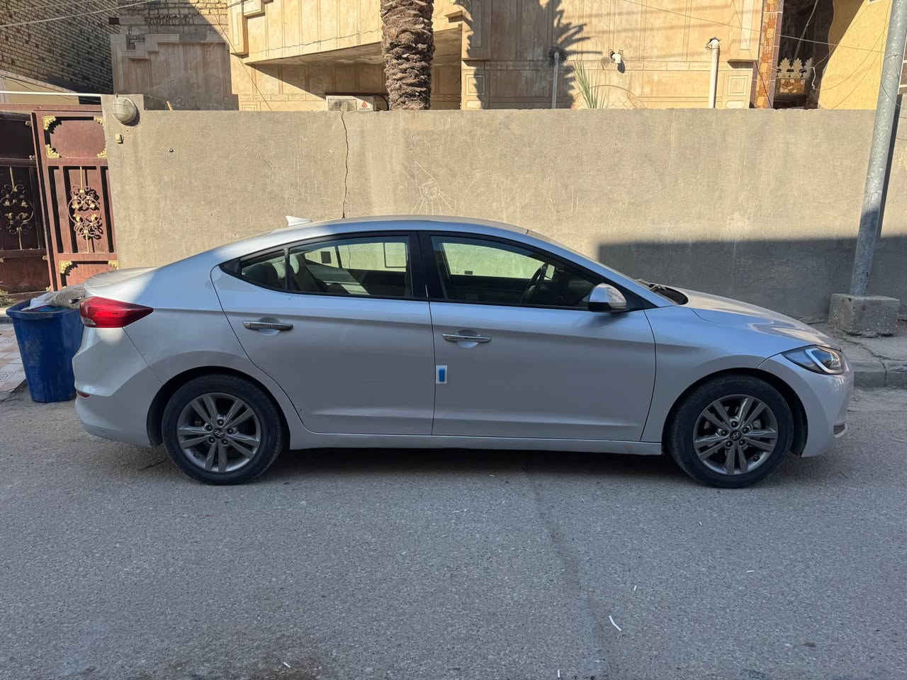 السلام عليكم 
سيارة النترا موديل 2017 
وارد امريكي شبه مكفول 
3 انظمة حركة سير ايكو و سبورت و عادي
لايت زنون شمسي 
ويل كب كروم 
تايرات جدد 
كل على وضع الشركة 
السعر 122 ورقة ورقم بصرة مشروع وطني 
للاستفسار *********** ناصرية, ذي قار
