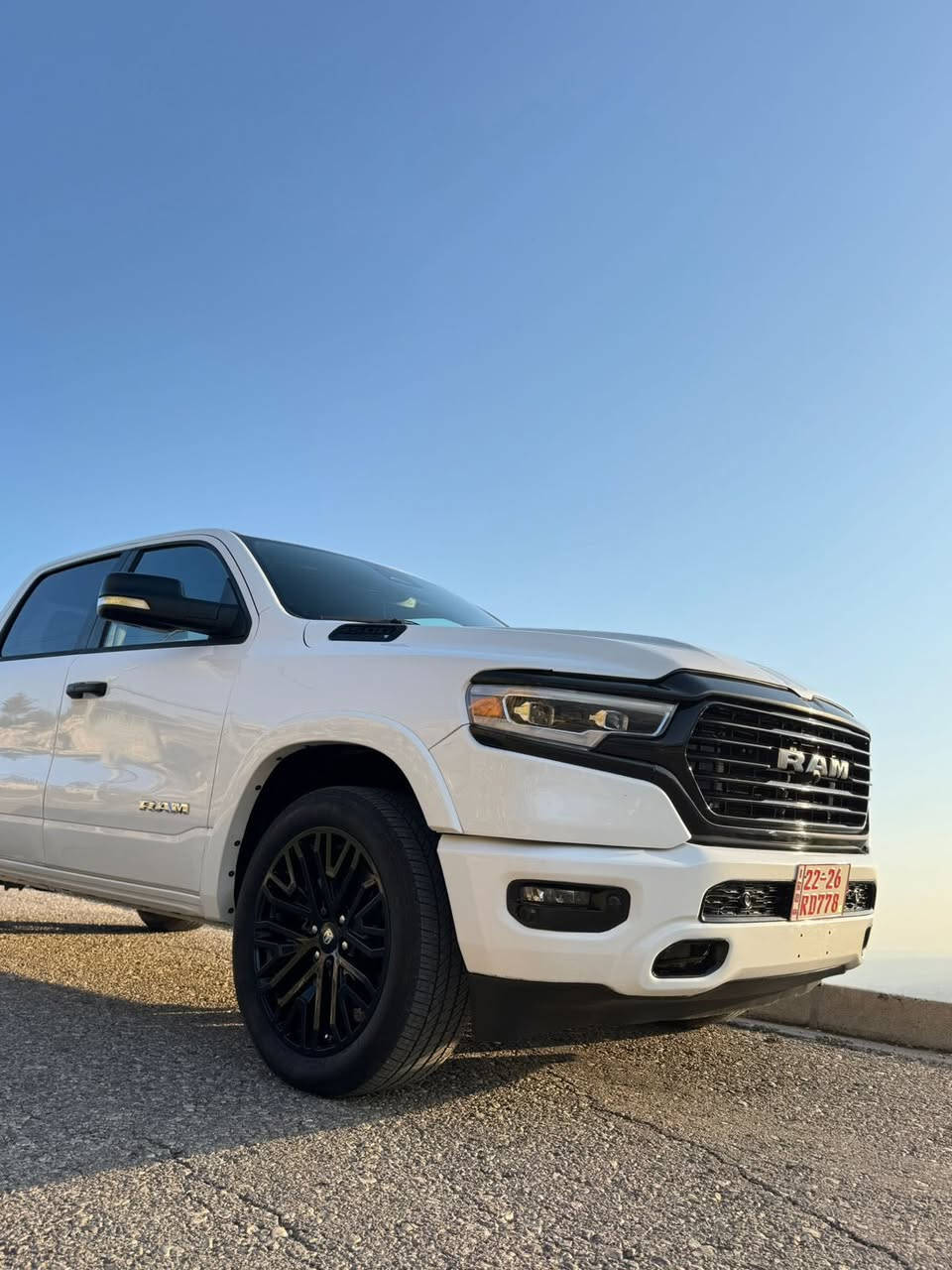 السلام عليكم
1500 RAM🔥 موديل 2025

محرك 6 سلندر توين تيربو (Twin turbo) قوة و اداة عالي

دفع رباعي(4x4) جاهز لكل الطرق

✅ الحالة :
 بدون صبغ (وكالة) 
باب جبير+ بودي قصير
بك هورن (Bighorn) المرغوب

✅المواصفات : 
شاشة وسطية كبيرة حديثة 
كاميرا خلفية + حساسات 
تشغيل بصمة (stop/start) 
نظام دخول ذكي 
كير اوتوماتيك 8 سرعات 
مقاعد مريحة قماش / كهرباء 
تحكم ستيرن 
مثبت السرعة 
نظام توفير الوقود eco mode
نظام مانع الانزلاق و الثبات 
رنقات المنيوم وكالة 
إنارة ليدLed امامي و خلفي 

✅الميزات :
محرك اقتصادي مقارنة القوة 
سيارة نظيفة و جاهزة 
السعر 343$ ورقة و بيه مجال 
الموقع : اربيل
للاستفسار : ***********
