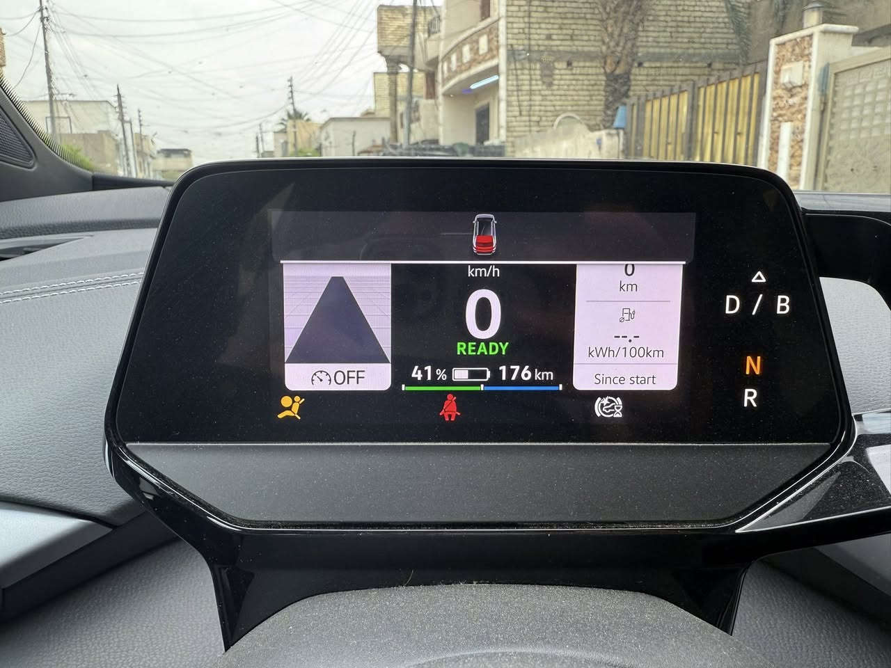 🚗 للبيع – Volkswagen ID.4 كهرباء ⚡

الموديل: 2024  
الوارد: كندي 🇨🇦    
اللون: سلفر مميز ✨  

🔋 بطارية كبيرة 82 kWh  
🚗 مدى يصل الى 420 – 430 كم بالشحنة الواحدة  
⚡ شحن سريع 10% الى 80% خلال حوالي 30 دقيقة
مع شاحن اصلي ياتي مع السياره ايضاً (شحن بطيئ)  
🧠 شاشة كبيرة ونظام ذكي  
🛋️ مريحة جداً بالعزل والسواقة  
📦 مساحة واسعة للعائلة والسفر  
💰 اقتصادية جداً بالصرف (بدون بنزين)

المواصفات:
- شاشة كبيرة + كاميرا خلفية 
- حساسات  360 درجة 
- تشغيل بصمة
- تكييف ممتاز
- نظام أمان متطور
- كراسي مريحة جداً نصف جلد نصف قماش 
- سيارة هادئة جداً بالسير

📍 السيارة جاهزة للفحص
السعر: (180$)
📞 للتواصل: (***********)

سيارة كهرباء حديثة – صرف قليل – تكنولوجيا متطورة
فرصة ممتازة لمن يريد سيارة حديثة
