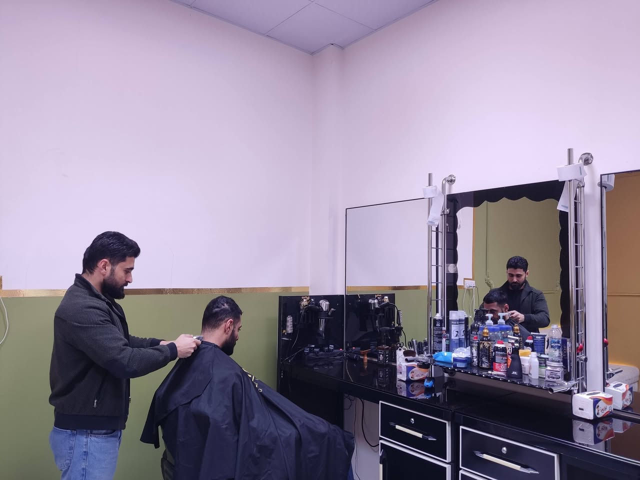 تم افتتاح ....الصالون الملكي للحلاقه الرجاليه العنوان شارع اربعين خلف ماكولات احمد ياسين شارع السايدين قرب التانكي باداره 
((بهاء الحلاق)) قرب جسر الحضره المحمديه سابقا اهلاً وسهلاً بلجميع 

    *********** اسيا
***********كورك
