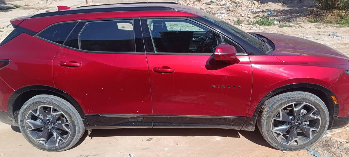 السلام عليكم بليزر ستة سلندر Rs 2022 فول ماعدا البانوراما مراوس بجيب كومباس بدون بچم

محرك: 6 سلندر V6 سعة 3.6 لتر

القوة: 308 حصان

القير: أوتوماتيك 9 سرعات

الدفع: أمامي / رباعي AWD

أداء قوي وثابت على الطريق

5 وضعيات قيادة 

Sport + 2WD + 4WD + off road + سحب مركبة او كرفان

2️⃣ الشكل الخارجي

فئة RS الرياضية

جنوط 20 إنش سوداء

شبك ولمسات سوداء رياضية

تصميم رياضي وجذاب

3️⃣ الداخلية والراحة

تحكم كهربائي بالمقاعد

تشغيل بصمة 

مكيف أوتوماتيك مزدوج

مقود جلد متعدد الوظائف

كشنات تدفئة + ستيرن تدفئة

4️⃣ الشاشة والنظام

شاشة لمس 8 إنش

Apple CarPlay & Android Auto

بلوتوث + Wi-Fi

نظام صوتي ممتاز

5️⃣ أنظمة الأمان

تحذير النقطة العمياء

تنبيه خروج المسار

تحذير التصادم الأمامي

فرملة طوارئ تلقائية

كاميرا خلفية 

6️⃣ المساحة

5 ركاب براحة تامة

صندوق خلفي واسع

مناسب للعائلة والسفر

7️⃣ استهلاك الوقود

اقتصادي بالنسبة لمحرك 6 سلندر

ومواصفات اخرى واتساب ***********
